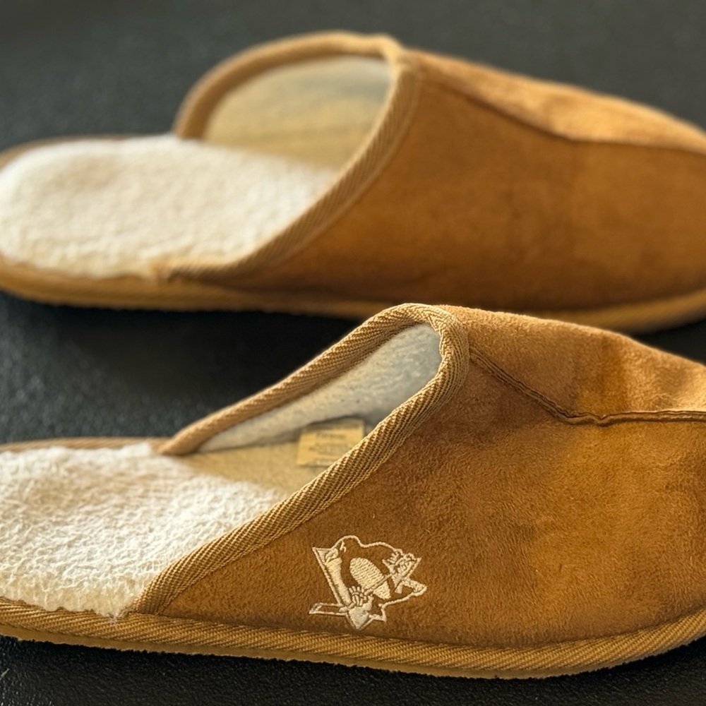 Fanatics Brand, Pittsburgh Penguins, Brown Hockey Slipper Sandals, Men’s Sz (Sm) - Picture 5 of 10